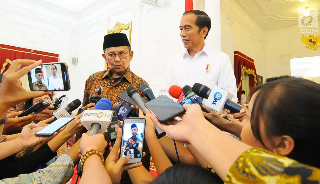 Presiden ketiga RI BJ Habibie (kiri) memberi keterangan kepada wartawan saat mengunjungi Presiden Joko Widodo atau Jokowi di Istana Merdeka, Jakarta, Jumat (24/5/2019). Dalam pertemuan tersebut Habibie mengucapkan selamat kepada Jokowi karena memenangkan Pilpres 2019. (Liputan6.com/Angga Yuniar)
