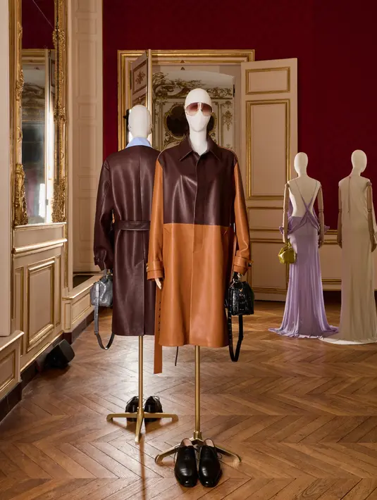 Alih-alih menampilkan koleksi melalui peragaan busana di Paris Fashion Week,  Jonathan Anderson memilih konsep yang lebih tenang dan artistik. [Dok/LOEWE].