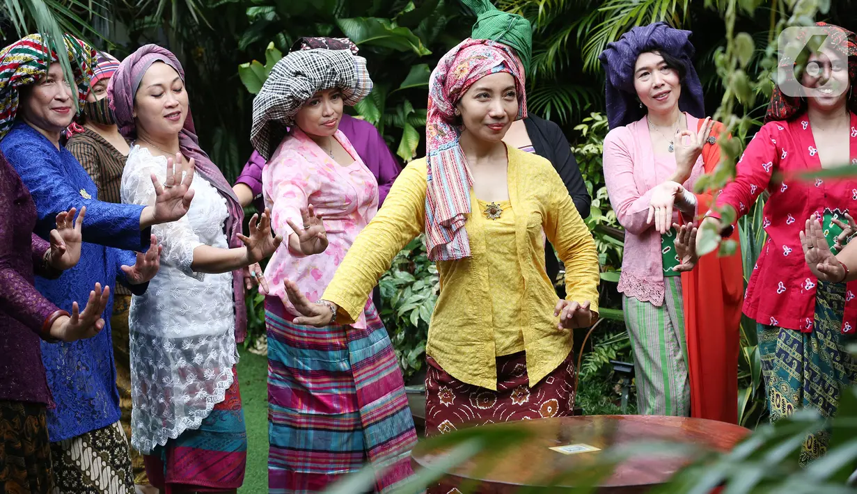 Perempuan dengan penutup kepala Tengkuluk berpose pada acara Ngopi Tengkuluk, Mengenal Penutup Kepala Perempuan Indonesia di Depok, Minggu (26/09/2021). Tengkuluk dilambangkan sebagai kesahajaan perempuan di tanah Jambi. (Liputan6.com/HO/Sybli)