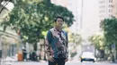 Bayu Skak sering membagikan potret dirinya di sosial media. Memakai baju batik menjadi ciri khasnya, seperti saat berlibur ke Hongkong ini.(Liputan6.com/IG/@moektito)