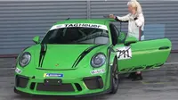 Nenek Ini Libas Sirkuit Balap dengan Porsche 911 GT3 RS (Carscoops)