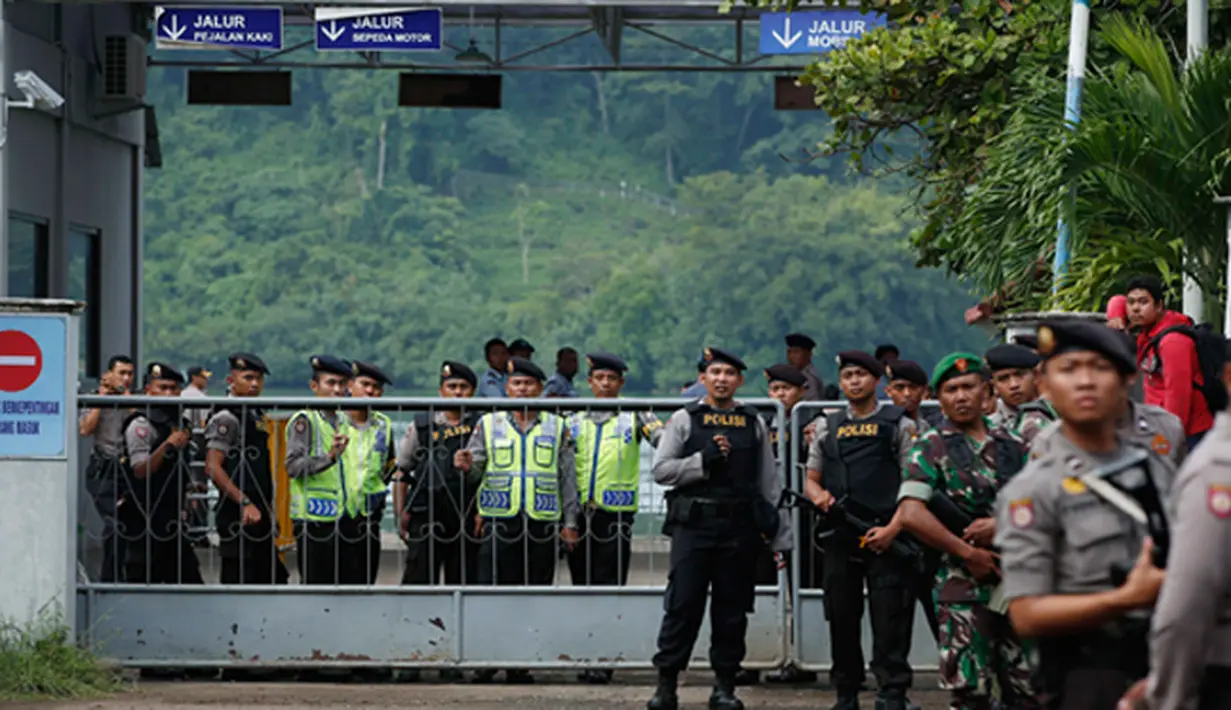 Sejumlah petugas kepolisian berjaga di pintu gerbang pelabuhan di Nusakambangan, Cilacap, Jawa Tengah, (4/3/2015). Dua terpidana mati penyelundup narkoba asal Australia sedang dipindahkan untuk menjalani eksekusi.  (Reuters/Darren Whiteside)