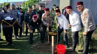 Kapolda Riau Irjen Herry Heryawan bersama Ustaz Abdul Somad dan Rocky Gerung menanam pohon untuk menjaga lingkungan. (Liputan6.com/M Syukur)