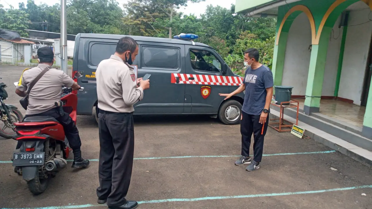 Anggota Polsek Sawangan melakukan olah TKP di Majid Jami Mambaul Irfan, Kelurahan Pengasinan, Kecamatan Sawangan