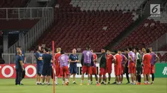 Pemain Johor Darul Takzim melakukan latihan resmi jelang laga penyisihan Grup H Piala AFC 2018 melawan Persija di Stadion GBK, Jakarta, Senin (9/4). Laga kedua tim akan digelar, Selasa (10/4). (Liputan6.com/Helmi Fithriansyah)