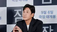 Dalam kesempatan ini, Lee Sun Kyun tampak serius saat membahas filmnya. Sleep bercerita tentang kehidupan pernikahan bahagia yang kemudian berubah menjadi mimpi buruk. (Foto: Instagram/ hoduent)