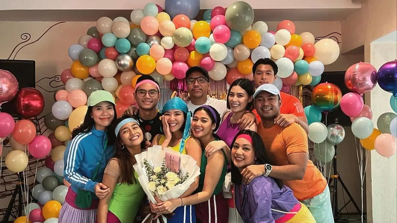 7 Potret Seru Kejutan Ulang Tahun Gisel, Tampil Nyentrik dengan Gaya Sporty 80-an