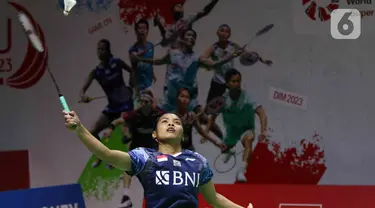 Pebulu tangkis tunggal putri Indonesia Gregoria Mariska Tunjung mengembalikan kok ke arah lawannya pebulu tangkis tunggal putri Sung Shuo Yun pada babak 32 besar turnamen Daihatsu Indonesia Masters 2023 di Istora Senayan, Jakarta, Rabu (25/1/2023). Gregoria Mariska Tunjung harus menghadapi persaingan ketat dengan tunggal putri China Taipei. (Liputan6.com/Herman Zakharia)