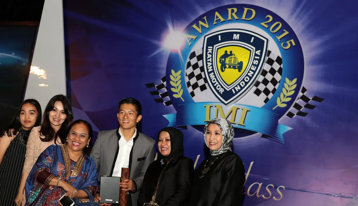 Rio Haryanto (tengah) berfoto bersama penggemar usai menerima penghargaan pada acara IMI Awards di Hotel Borobudur, Jakarta, Kamis (17/12/2015). (Bola.com/Nicklas Hanoatubun)