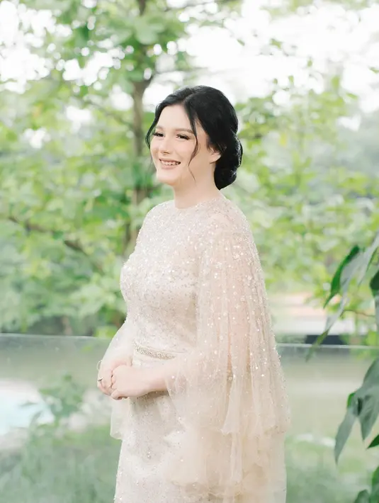 Rambutnya ditata up-do hingga menambah kesan elegan dan keibuan dalam dirinya. Meski tubuhnya belum sepenuhnya kembali seperti semula, namun penampilannya tetap ideal. Perutnya sudah terlihat lebih langsing dalam waktu 14 hari setelah melahirkan. (Liputan6.com/IG/@jnbphotographyofficial)