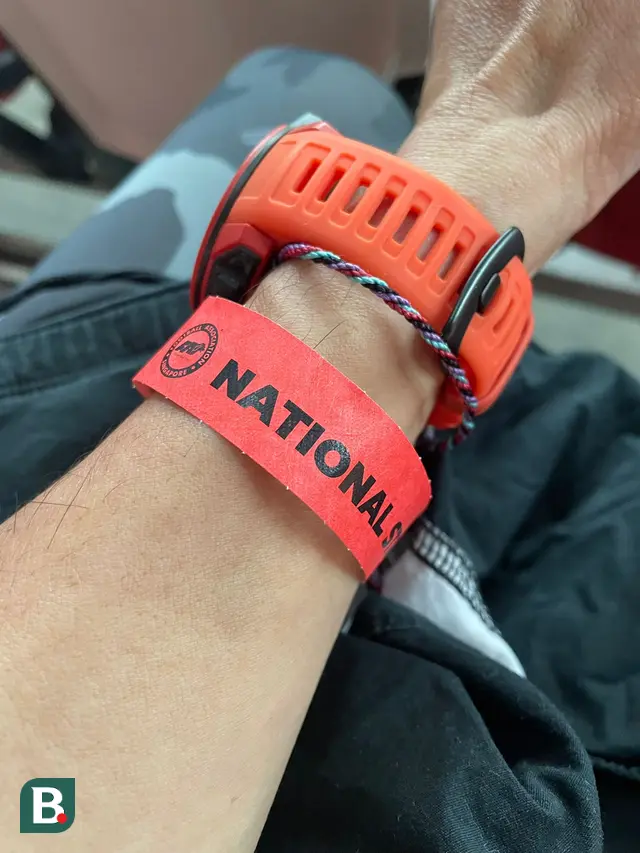Penonton yang datang ke stadion di laga Piala AFF 2020 mendapat gelang khusus menyesuaikan tim yang didukung. (Bola.com/Dok. Franky Chandra)