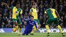  Pemain Chelsea Pedro dikepung para pemain Norwich   pada lanjutan Liga Premier Inggris di Stamford Bridge, London, Sabtu (21/11/2015).  (Reuters/Stefan Wermuth)
