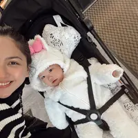 Jessica Mila baru membagikan beberapa potret bersama suami dan Baby Kyarra saat liburan di Jepang. Pasangan ibu dan anak ini tampil kompak dalam busana musim dingin hitam putih [@jscmila]