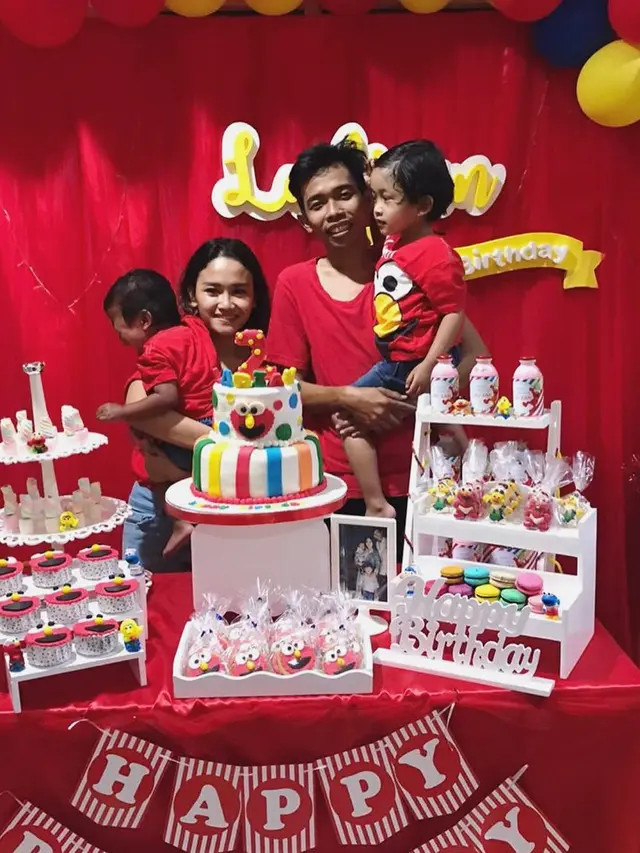 Istri Hamil Anak Ketiga, Ini 6 Potret Keluarga Kecil Dede Sunandar dan Karen