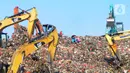 Pemulung mencari sampah yang dapat didaur ulang pada gunungan sampah di Tempat Pembuangan Akhir (TPA) Cipayung, Depok, Jawa Barat, Selasa (24/5/2022). Saat ini, kondisi TPA dengan luas 11,2 hektare tersebut mengkhawatirkan. (merdeka.com/Arie Basuki)