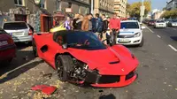 Hilang Traksi, LaFerrari Hantam Tiga Mobil