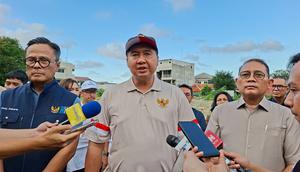 Menteri Perumahan dan Kawasan Permukiman (PKP) Maruarar Sirait mengecek lahan untuk pembangunan rumah susun (rusun) bagi warga bantaran rel kawasan Senen, Jakarta, Minggu, 29 Maret 2026. (Foto: Liputan6.com/Arief RH)