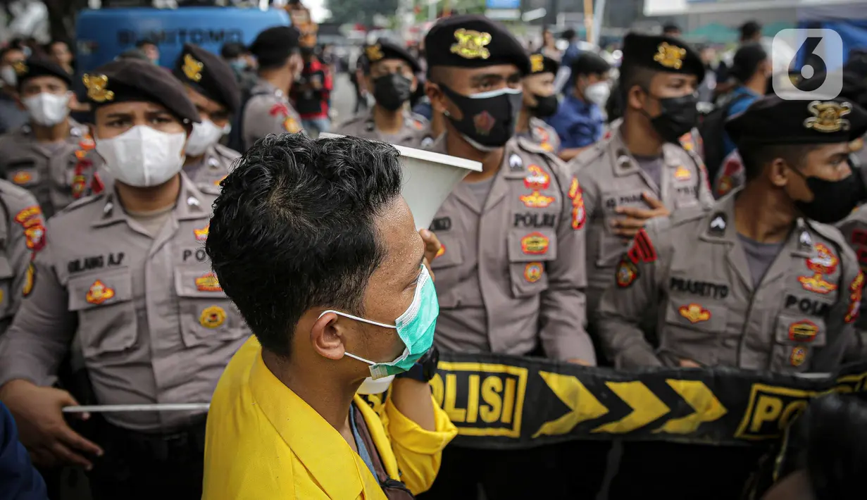 Mahasiswa yang tergabung dalam Aliansi BEM Seluruh Indonesia (BEM SI) menggelar aksi di sekitar Gedung Merah Putih KPK, Jakarta, Senin (27/9/2021). Aksi yang diikuti ratusan mahasiswa tersebut menuntut pembatalan pemecatan 57 pegawai KPK pada 30 September mendatang. (Liputan6.com/Faizal Fanani)