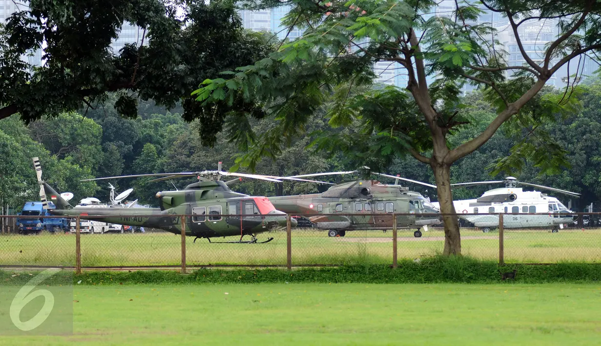 Tiga unit helikopter pengangkut disiagakan di lapangan ABC di kawasan Gelora Bung Karno, Jakarta, Senin (6/3). Pengamanan ini terkait pelaksanaan KTT IORA 2017 yang digelar di Jakarta Convention Center 5-7 Maret. (Liputan6.com/Helmi Fithriansyah)