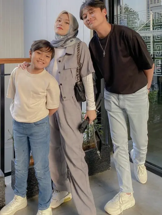 <p>Begitu pun dengan Putri Delina yang mengenakan pakaian abu-abu two pieces, dengan atasan memiliki detail kantung depan. Ia memadukannya dengan inner putih dan sneakersnya. @putridelinaa</p>