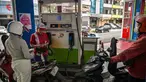 Seorang karyawan mengisi bensin motor di sebuah Stasiun Pengisian Bahan Bakar Umum (SPBU) di Surabaya, Jawa Timur, pada Senin 9 Maret 2026. Kementerian Energi dan Sumber Daya Mineral (ESDM) sedang mengkaji dampak kenaikan harga minyak mentah dunia ke harga Bahan Bakar Minyak (BBM) di Indonesia. (JUNI KRISWANTO/AFP)