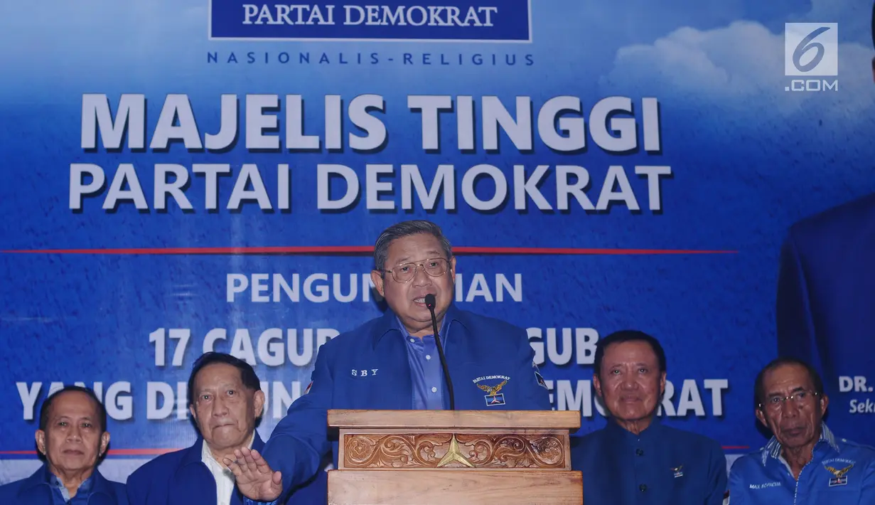 Ketua Umum Partai Demokrat, Susilo Bambang Yudhoyono (tengah) bersama pimpinan majelis tinggi menyampaikan 17 pasang nama bakal Cagub dan Cawagub yang akan diusung pada Pilkada 2018, Jakarta, Minggu (7/1). (Liputan6.com/Helmi Fithriansyah)