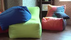 Pria ini mendapatkan ide bisnis membuat bean bag saat berjalan-jalan ke Singapura. Kini dia sukses meraup puluhan juta rupiah dari usaha kursi tanpa rangkanya.