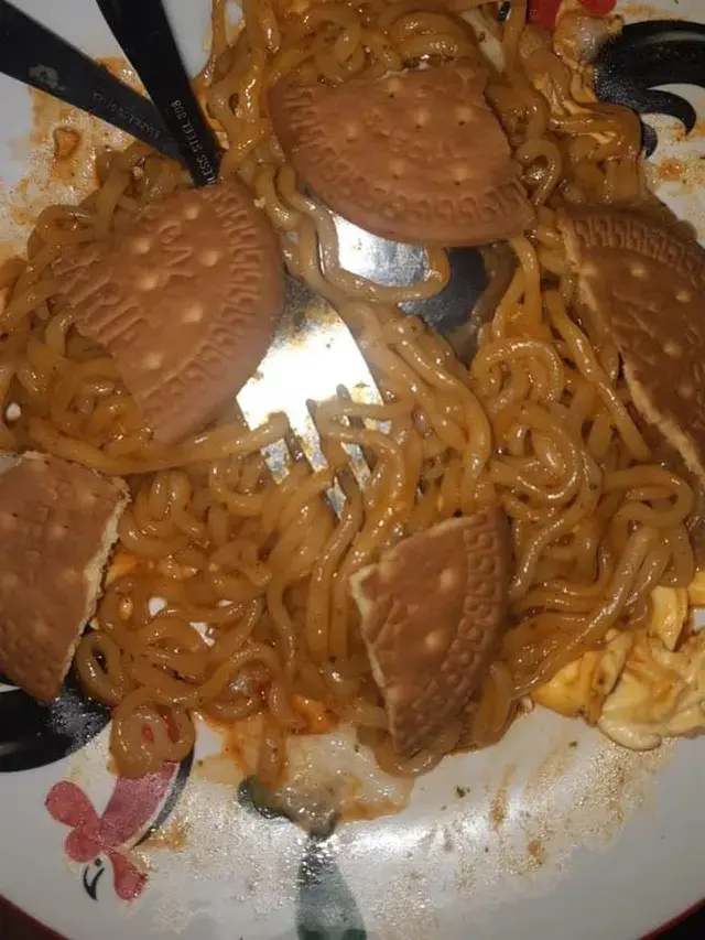 6 Potret Makan Mi Instan Pakai Biskuit Ini Nyeleneh, Jadi Pengganti Kerupuk
