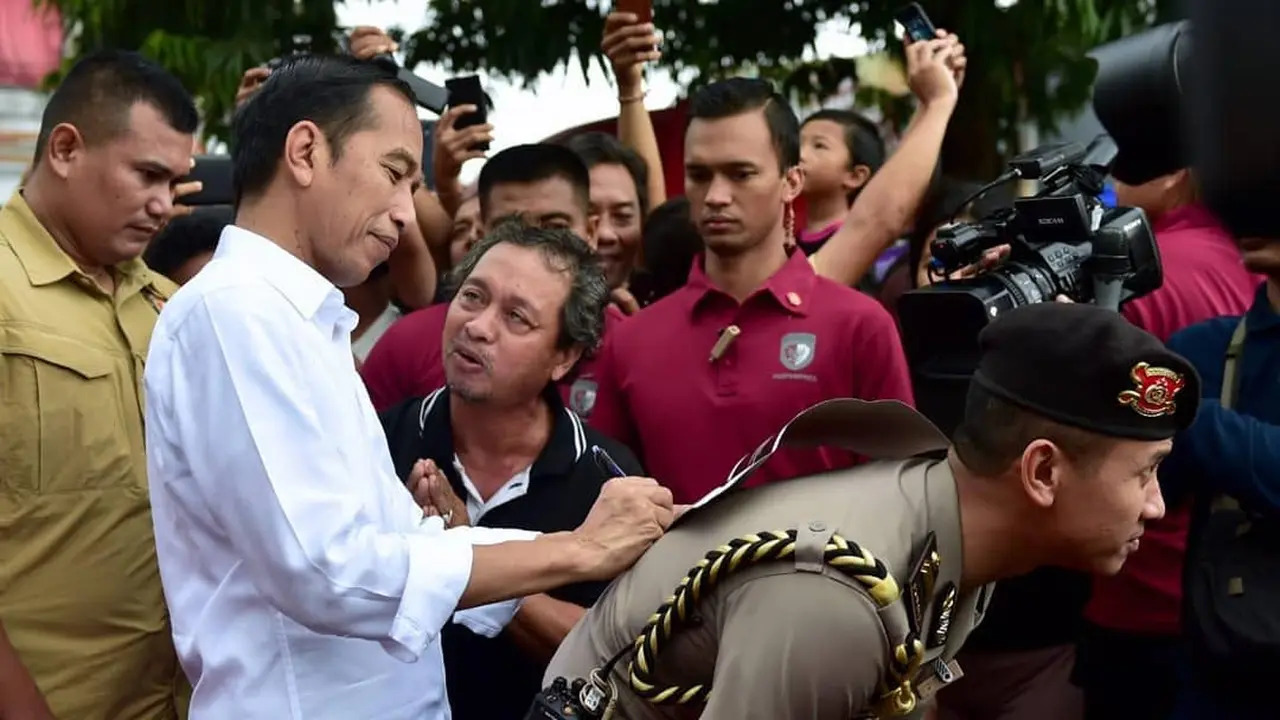 Begini Potret Unik Presiden Indonesia yang Tanda Tangan di Atas Punggung Ajudan