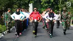 Calon Paskibraka 2017 berlatih baris berbaris di PPPON, Cibubur, Jakarta Timur, Kamis (27/7). Hari ke-3 diklat, calon Paskibraka mulai dilatih baris berbaris oleh tim pelatih dari TNI dan Polri. (Liputan6.com/Yoppy Renato)