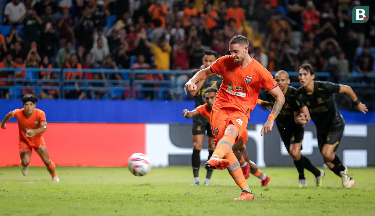 <p>Pemain Borneo FC, Felipe Cadenazzi mencetak gol kedua timnya ke gawang Madura United lewat eksekusi penalti pada laga leg kedua semifinal Championship Series BRI Liga 1 2023/2024 di Stadion Batakan, Balikpapan, Kalimantan Timur, Minggu (19/5/2024). (Bola.com/Bagaskara Lazuardi)</p>