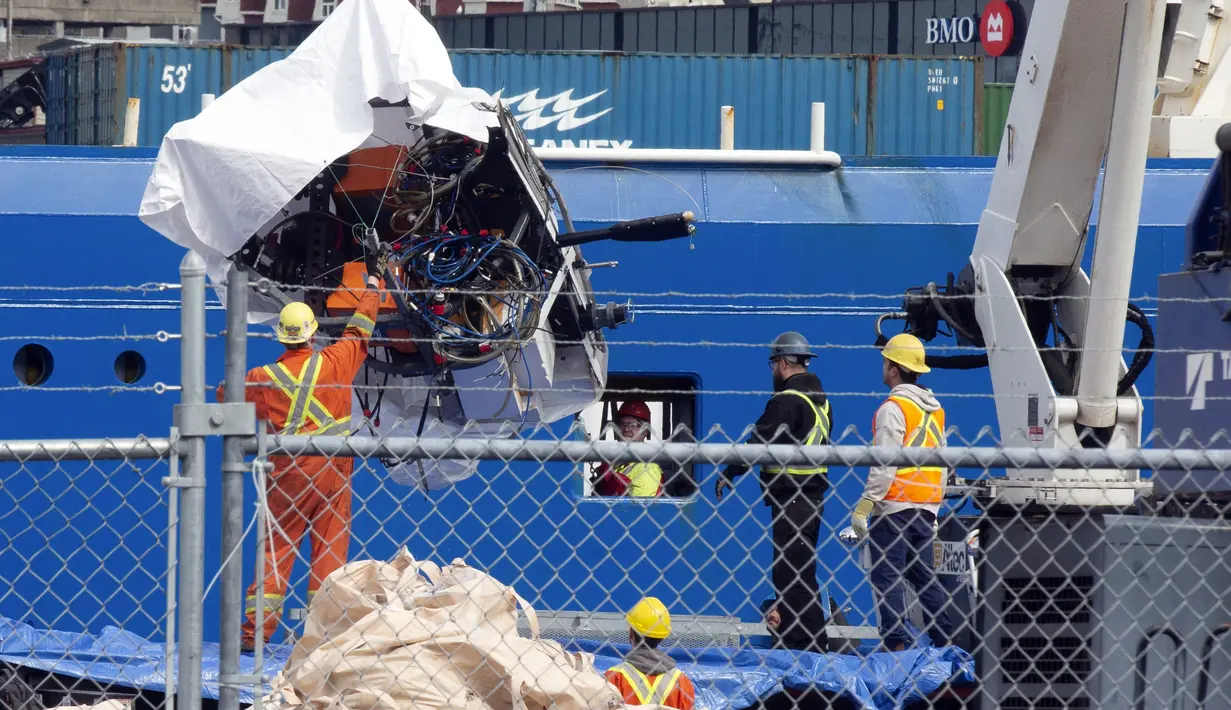 Potongan-potongan puing kapal selam yang menurut para pejabat meledak ketika membawa lima orang ke reruntuhan kapal Titanic pekan lalu telah tiba kembali di daratan. (Paul Daly/The Canadian Press via AP)