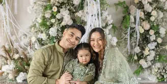 Pada acara tasyakuran empat bulan kehamilan anak keduanya, Siti Badriah tampil anggun dengan dress brokat berwarna hijau army.  [@sitibadriahh].