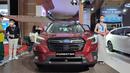 Subaru Forester tampil dengan wajah yang garang sesuai dengan jenisnya yang merupakan SUV. Mobil ini tampil dengan grill besar dan bemper sporty yang kelihatan tangguh.