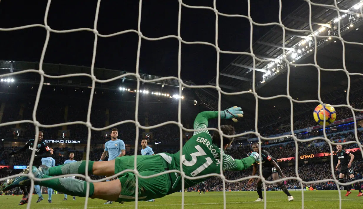 Proses terjadinya gol yang dicetak bek West Ham, Angelo Ogbonna, ke gawang Manchester City pada laga Premier League di Stadion Etihad, Manchester, Minggu (3/11/2017). City menang 2-1 atas West ham. (AFP/Oli Scarff)