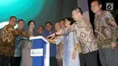 Direktur Konsumer Bank BRI Handayani (kedua kiri) Mengunjungi stand BRI Indocomtech 2017 di Jakarta. Rabu (1/11). Ajang pameran terselenggara mulai tanggal 1-5 November 2017 diJakarta Convention Center (JCC). (Liputan6.com)