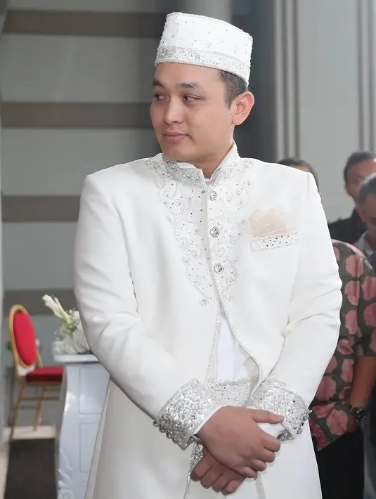 Gilang Dirga mengucapkan ijab kabul di depan penghulu di Balai Samudra. Usai turun dari mobil Mercedes Benz warna silver, ia mengungkapkan perasaannya jelang melakukan akad nikah. (Bambang E. Ros/Bintang.com)