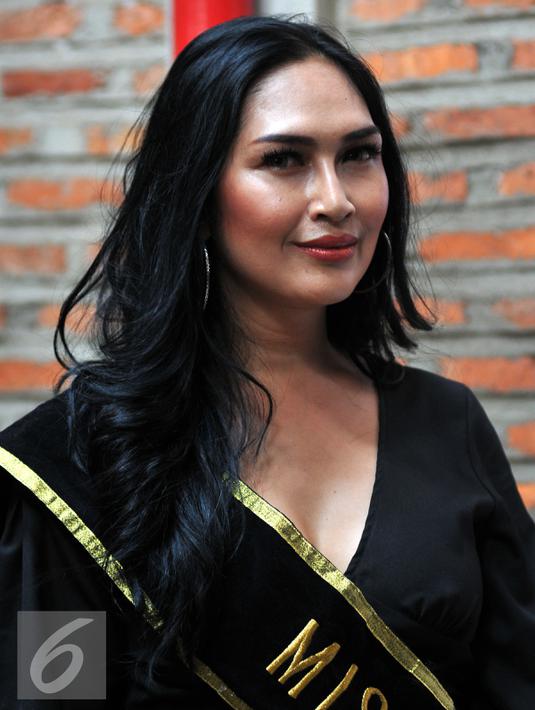 Anggota Forum Komunikasi Waria Indonesia Lucky Diah Pitaloka berpose di acara launching stiker chat istilah slang populer, Jakarta, (6/1). Aplikasi LINE merilis Stiker ekslusif dengan judul SAY CYIN dengan icon Waria Indonesia. (Liputan6.com/Yoppy Renato)