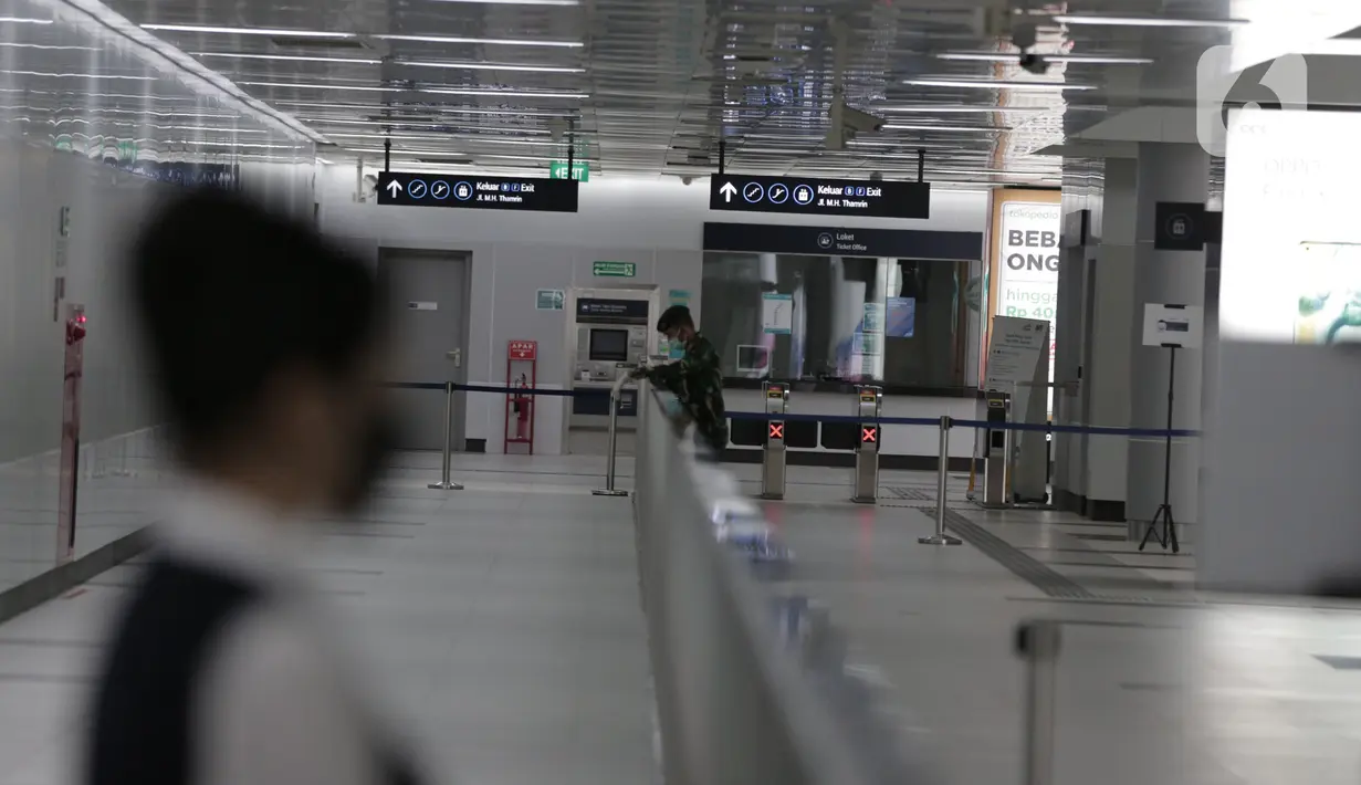Personil TNI berjaga di Stasiun MRT Bundaraan HI, Jakarta, Selasa (26/5/2020). Kedepannya aparat gabungan TNI dan Polri akan dikerahkan ke berbagai lokasi keramaian untuk mengawasi aktivitas masyarakat dalam penerapan new normal di tengah pandemi covid-19. (Liputan6.com/Johan Tallo)