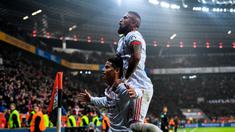 Pemain Bayern Munchen,  James Rodriguez merayakan gol bersama rekannya Arturo Vidal (kanan) saat melawan Bayer Laverkusen pada lanjutan Budesliga di Bay Arena, Laverkusen, (12/1/2018). Bayern Munchen menang 3-1. (AFP/Sascha Schuermann)