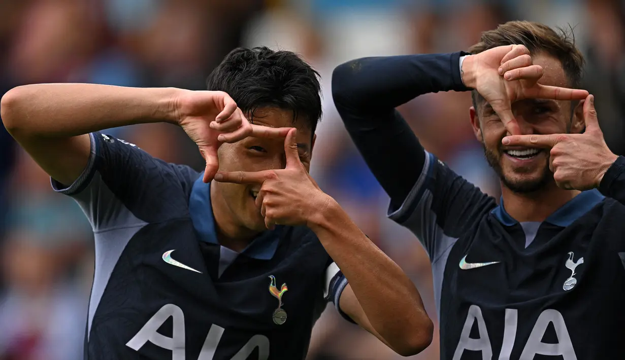 Selebrasi Son Heung-min (kiri) dan James Maddison setelah kemenangan 5-1 Tottenham atas Burnley dalam pertandingan pekan keempat Liga Inggris 2023/2024 yang berlangsung di Turf Moor, Sabtu (2/9/2023). Tiga gol yang disarangkan ke gawang Burnley membuat Son Heung-min telah mengoleksi 106 gol di Premier League yang melampaui torehan dari Didier Drogba yang mengoleksi 104 gol dan juga Cristiano Ronaldo yang mengoleksi 103 gol. (AFP/Paul Ellis)