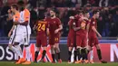 Para pemain AS Roma merayakan kemenangan atas Shakhtar Donetsk pada leg kedua 16 besar Liga Champions 2017-2018  di Stadion Olimpico, Rabu (14/3). AS Roma melaju ke perempatfinal usai menyingkirkan Shakhtar Donetsk 1-0. (Filippo MONTEFORTE/AFP)