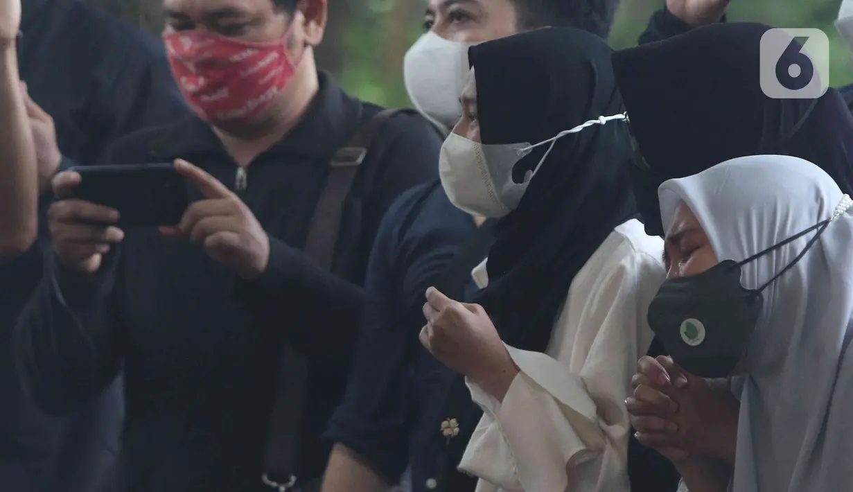 Kerabat dan keluarga saat menghadiri pemakaman Dedi Yuliardi Ashadi atau Dorce Gamalama di TPU Bantar Jati, Bambu Apus, Jakarta, Rabu  (16/2/2022). Dorce menghembuskan nafas terakhir di RSPP Simprug, Jakarta Selatan, Rabu (6/2) pukul 07.00 WIB, setelah mengalami koma tiga minggu. (Liputan6.com