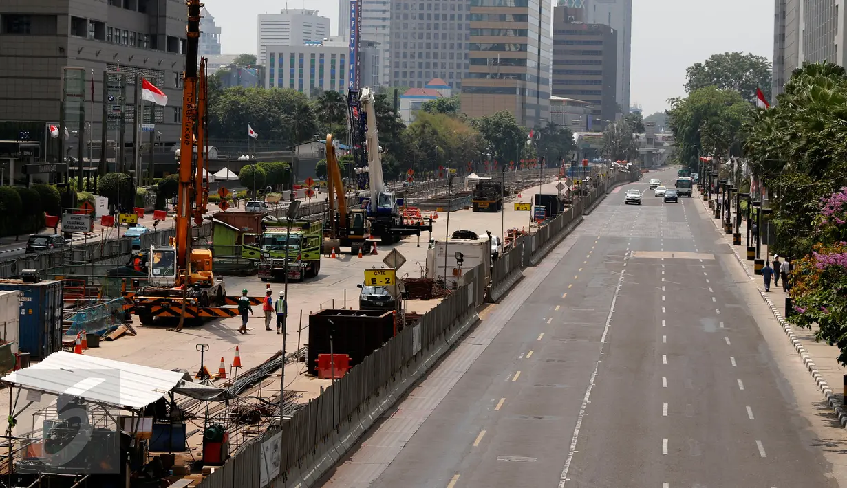 Kondisi lalu lintas di kawasan Bundaran HI, Jakarta tampak lancar, Selasa (1/9/2015). Arus lalu lintas di kawasan Bundaran HI terlihat sepi dari pedemo. (Liputan6.com/Yoppy Renato)