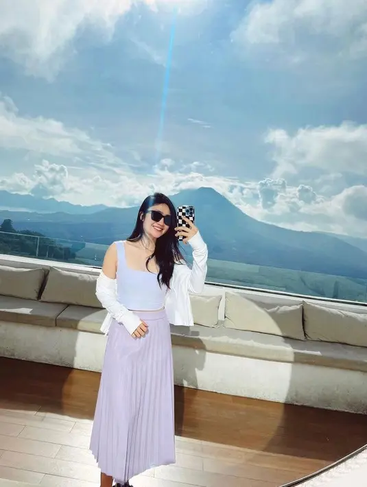 Selain hitam, warna lilac juga cocok dipadukan dengan warna putih. [IG:febbyrastanty].