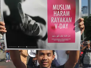 Sebuah poster ditunjukkan saat aksi menolak Valentine Day di Kawasan Bundaran HI, Jakarta, Minggu (14/2/2016). Aksi ini merupakan respon keprihatinan terhadap perayaan Hari Valentine yang bukan budaya bangsa Indonesia. (Liputan6.com/Gempur M Surya)