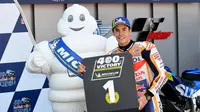 Pembalap Repsol Honda, Marc Marquez berpose usai memenangkan balapan MotoGP Spanyol 2018 di Sirkuit Jerez. (Twitter/HRC_MotoGP)