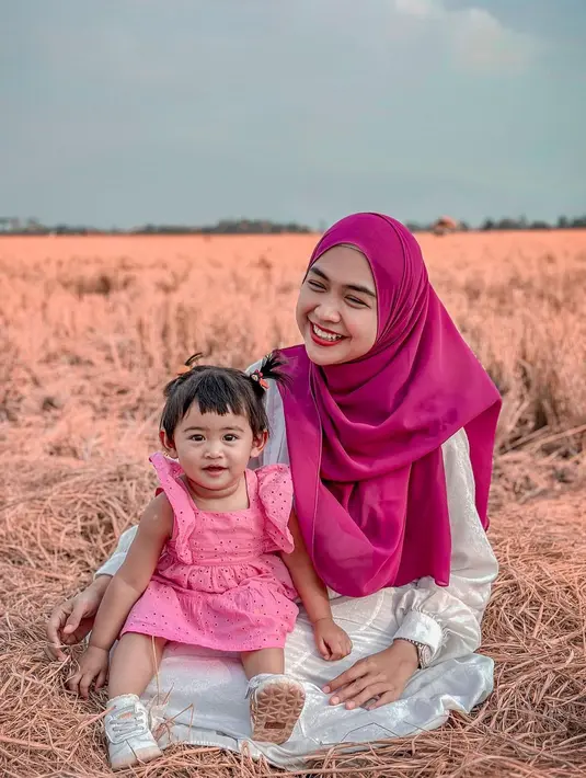 Kompak dengan padu padan outfit nuansa pink, Ria Ricis tampil menawan dengan gamis putihnya yang dipadukan dengan hijab warna fuchsia. Sementara Moana tampil dengan mini dress warna pink cerah.  [@riaricis1795]