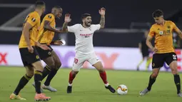Pemain Sevilla Ever Banega (kedua kanan) menggiring bola melewati para pemain Wolverhampton Wanderers pada perempat final Liga Europa di MSV Arena, Duisburg, Jerman, Selasa (11/8/2020). Sevilla lolos ke semifinal usai mengalahkan Wolverhampton Wanderers 1-0. (Friedemann Vogel, Pool Photo via AP)
