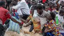 Hujan deras di ibu kota Republik Demokratik Kongo, Kinshasa, telah menewaskan sekitar 30 orang dan menimbulkan kekacauan di kota besar di Afrika Tengah tersebut. (Hardy BOPE/AFP)